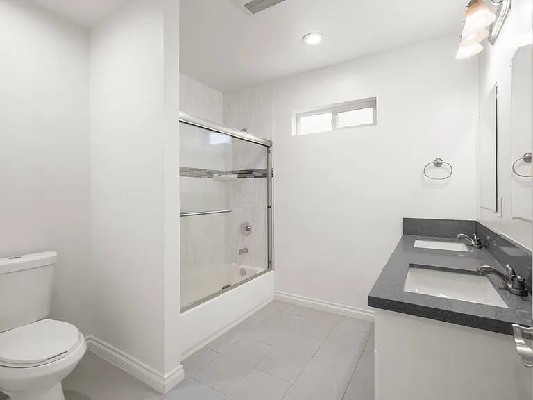 213 1/2 S Hoover St — Photo 14