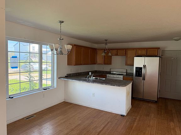 3rd image of 501 Travis Dr