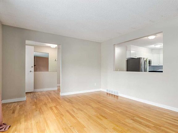4th image of 7 N Lake Sylvan Close SE