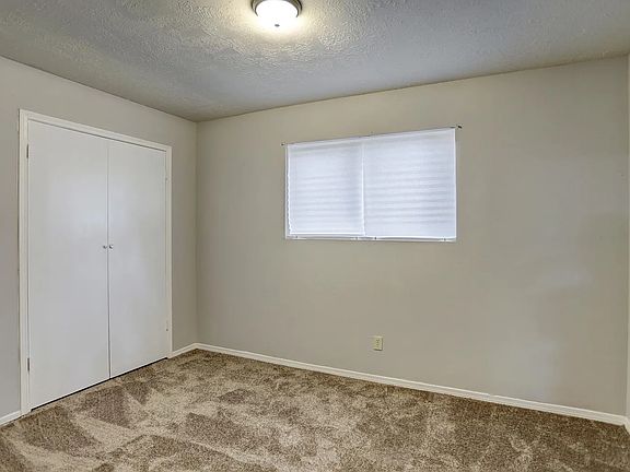 5th image of 1006 Surrey Ct