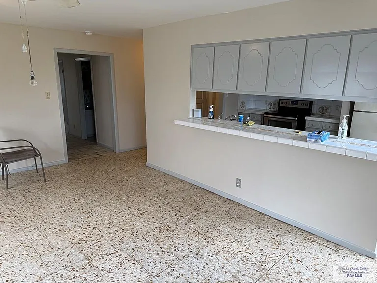 606 W Taft Ave — Photo 5