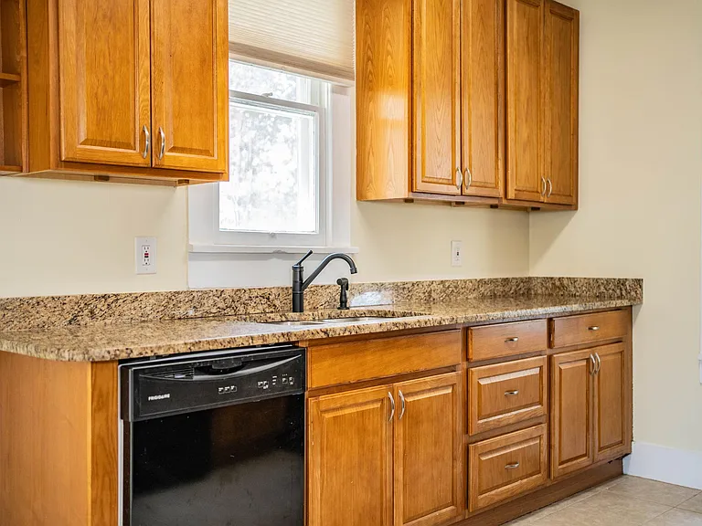 412 E Tillman Ave — Photo 8