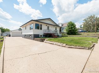 209 11th Ave NE, Mandan, ND 58554