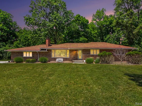 27682 Wellington St, Farmington Hills, MI 48334