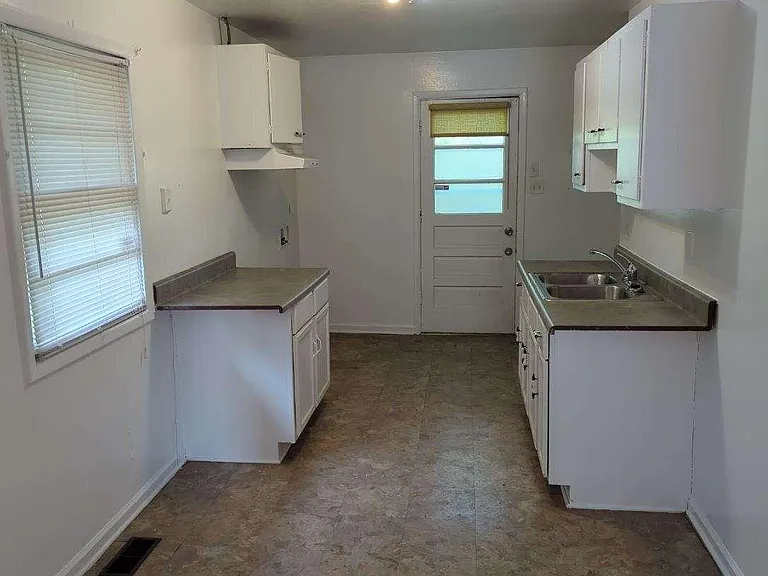 406 Lloyd St — Photo 5