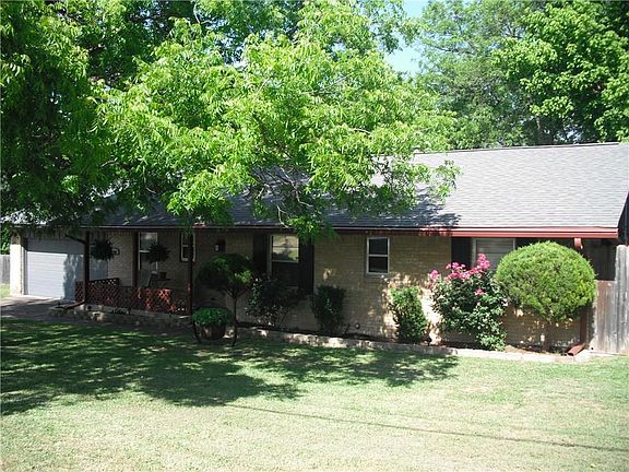 2nd image of 104 Brook Hollow Dr