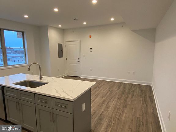 4th image of 2647 Jasper St #C