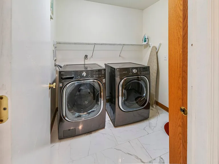 Long Island Cir — Photo 37