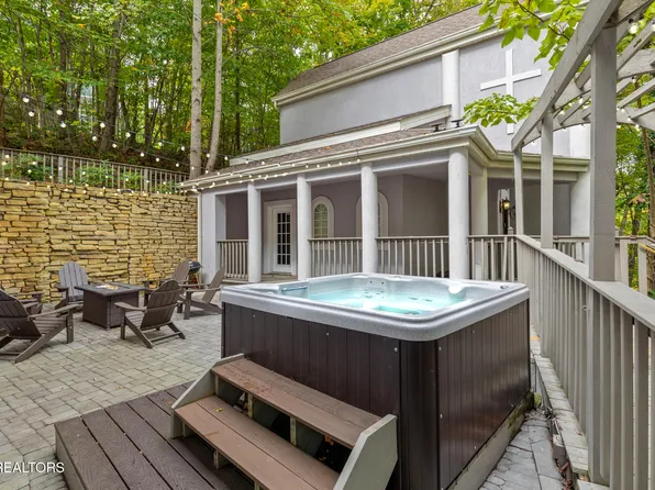 838 Holly Branch Dr, Gatlinburg, TN 37738
