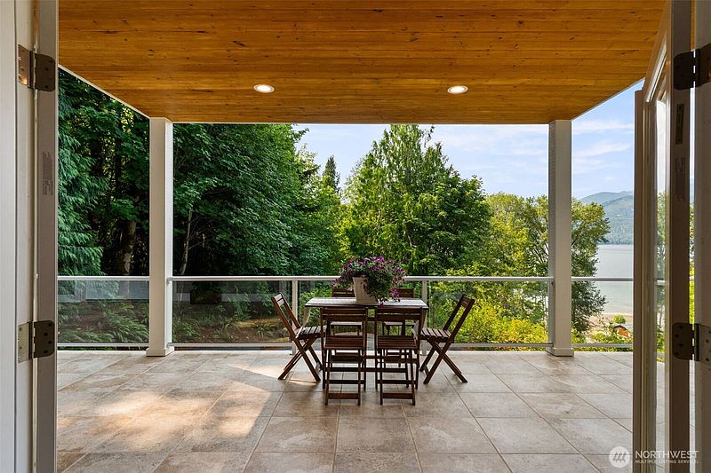 4th image of 412 Seabeck Holly Road W