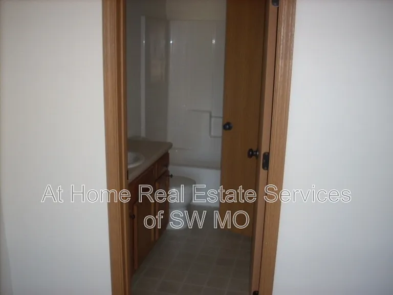 1123 S Clifton Ave — Photo 8