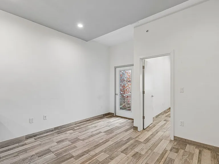 2028 E Fletcher St — Photo 32