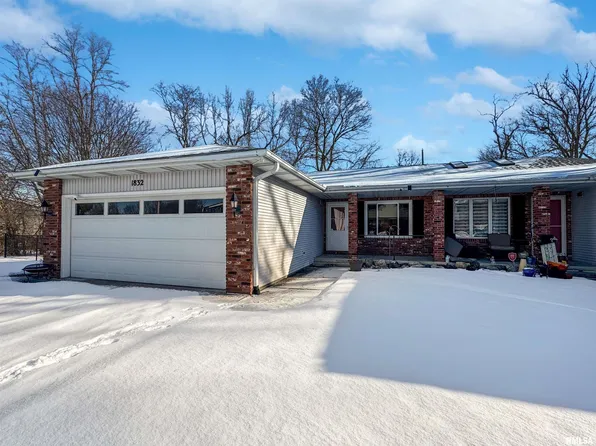 1832 Vienna Ct, Pekin, IL 61554