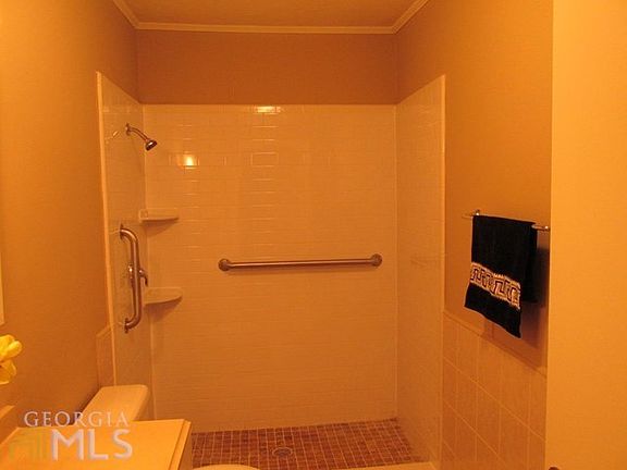 3rd image of 450 Kingtown St