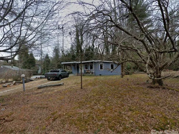 111 Rhododendron Dr, Laurel Park, NC 28739