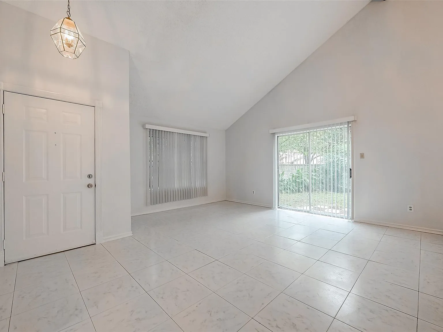 4 bed, 2.5 bath, 2294 sqft, $2,350 — Photo 3