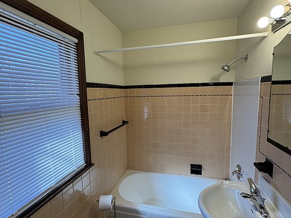 5th image of 1994 Saint Clair Ave #6