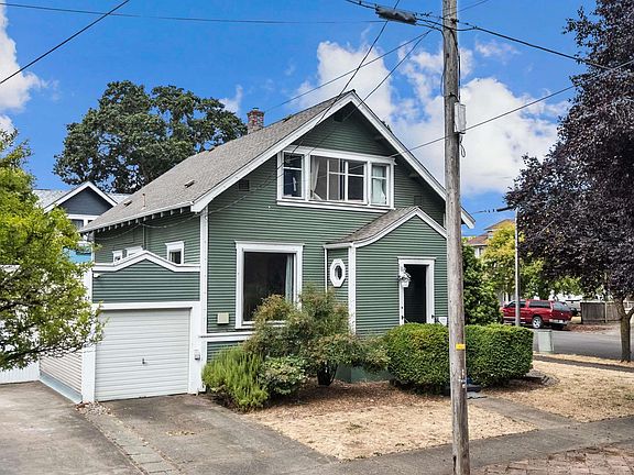 3rd image of 906 Maple St SW