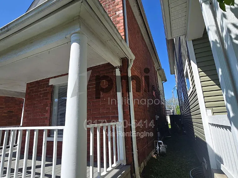153 S Cypress Ave — Photo 2