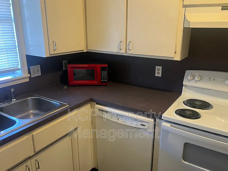 2820 S O St — Photo 4