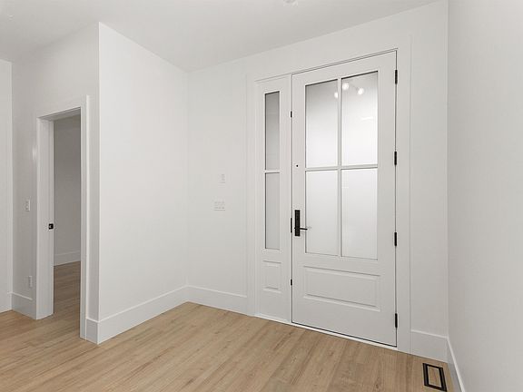 3rd image of 3905 Latimer St
