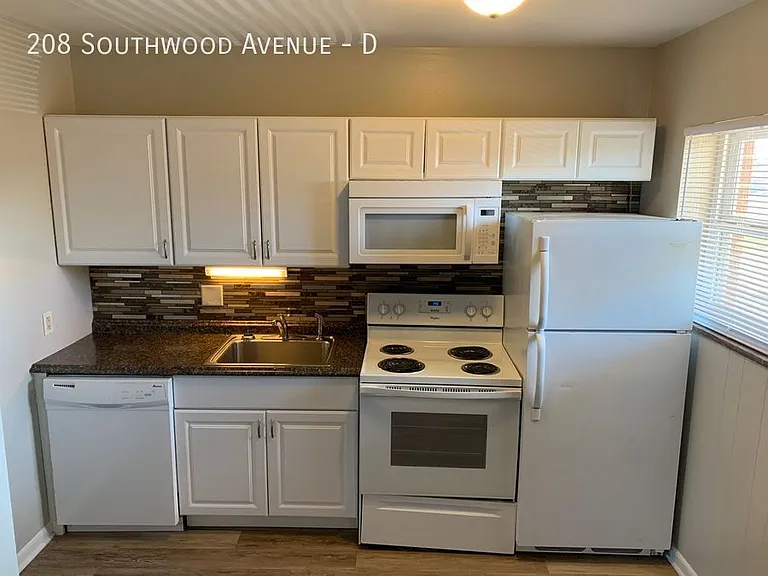 208 Southwood Ave #D — Photo 2