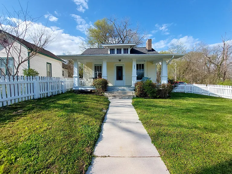 203 Riverside Dr — Photo 12