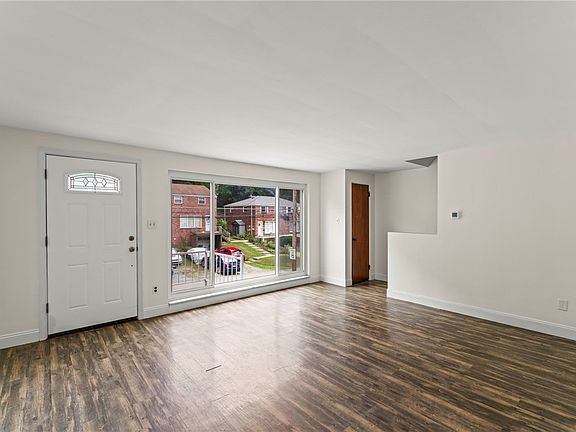 3rd image of 834 & 836 Killarney Dr