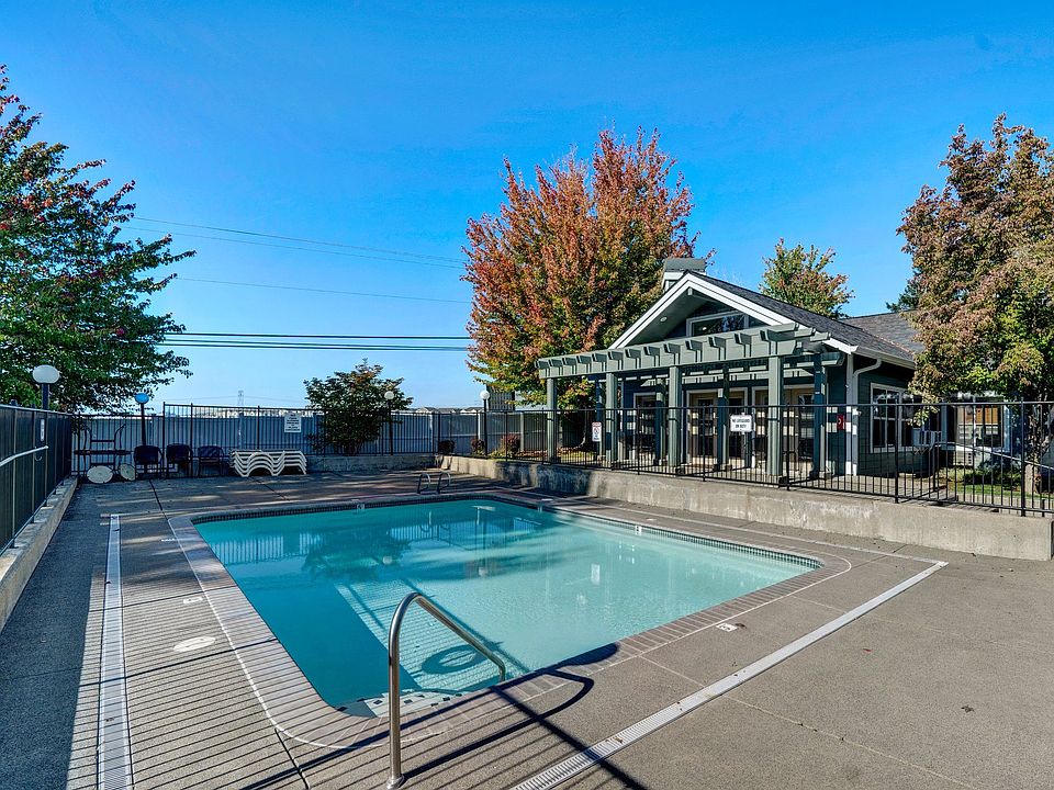 Pool at Masters Apartments Aloha Oregon