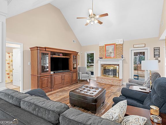 3rd image of 813 Clifton Rdg