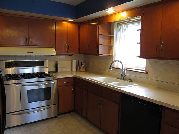 3rd image of 321 E Morse Ave