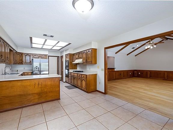 3rd image of 2047 Old River Rd
