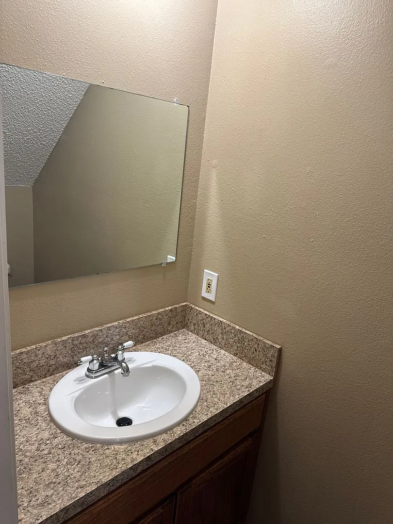 Ash Street Apartments — Photo 4
