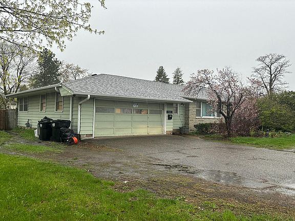 3rd image of 928 E Main St