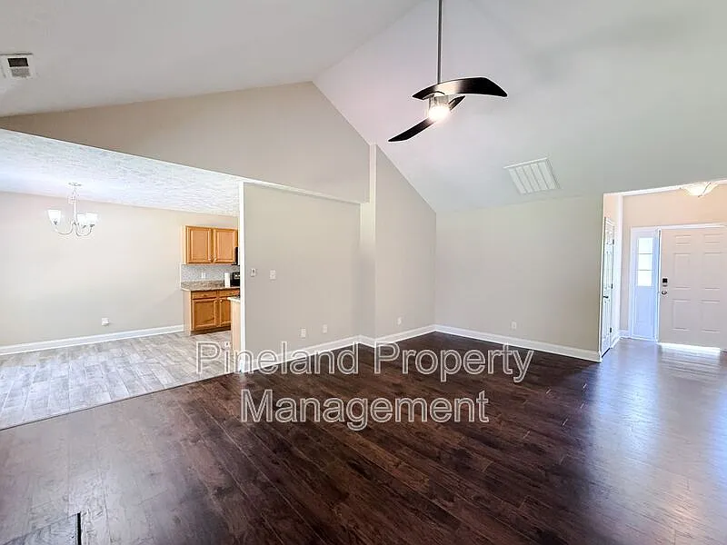 3 bed, 2.0 bath, 1665 sqft, $1,800 — Photo 4