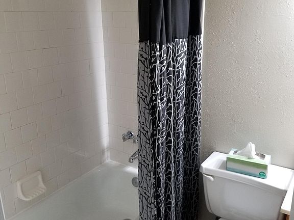 5th image of 130 Royal Oak Dr APT A