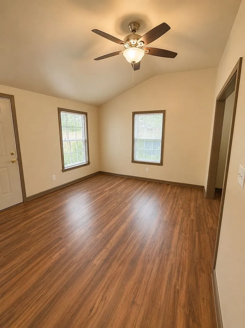 3 bed, 1.0 bath, 902 sqft, $2,225 — Photo 4