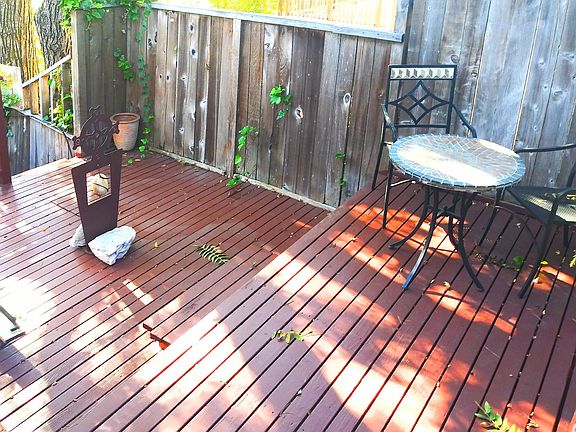 Deck very private and quiet.beautiful views of hills and sunset