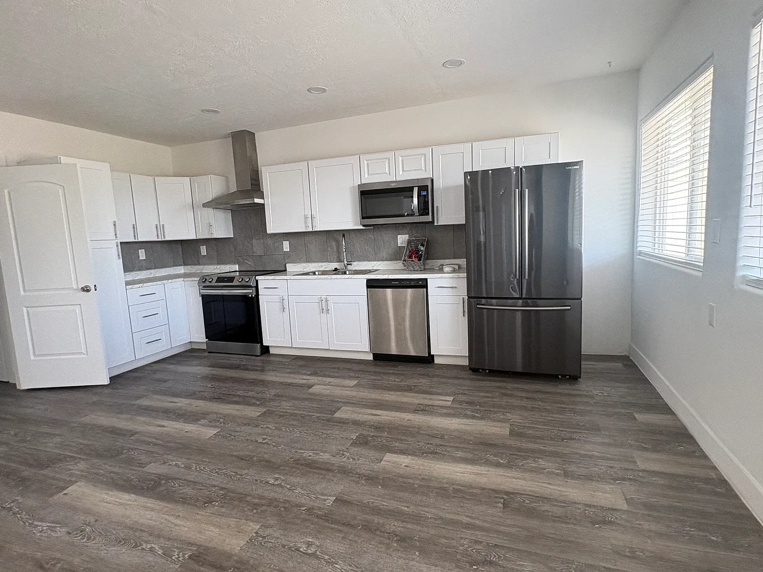3 bed, 1002 sqft, $1,800 — Photo 2