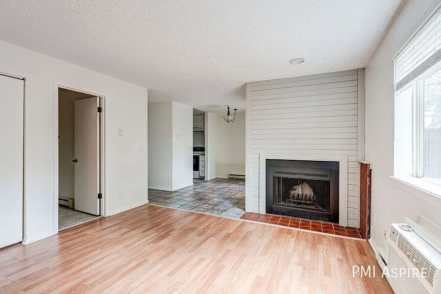 Bright Updated Condo with Amazing Location — Photo 4