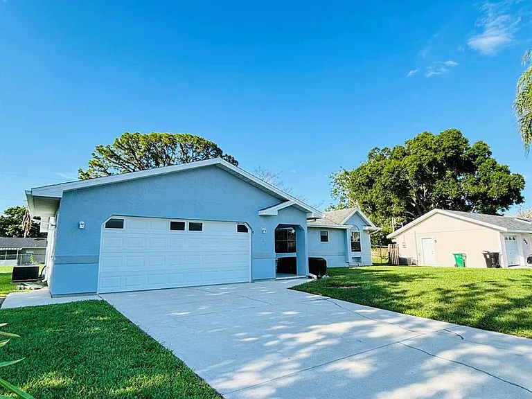 337 NW Tyler Ave — Photo 3