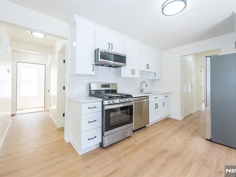 231 Waverly Pl — Photo 7