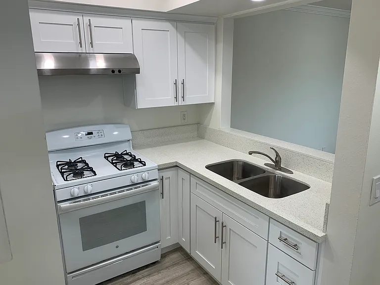 123 W Chevy Chase Dr — Photo 4