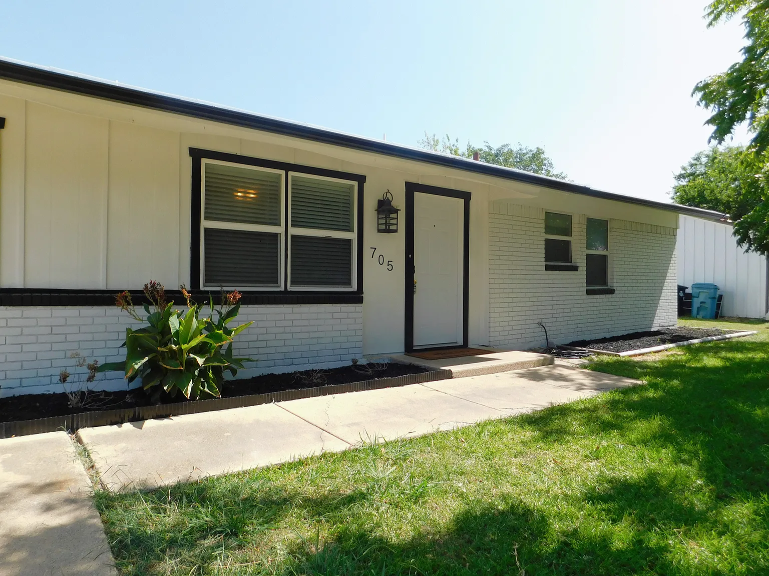 3 bed, 1.5 bath, 1428 sqft, $1,950 — Photo 2