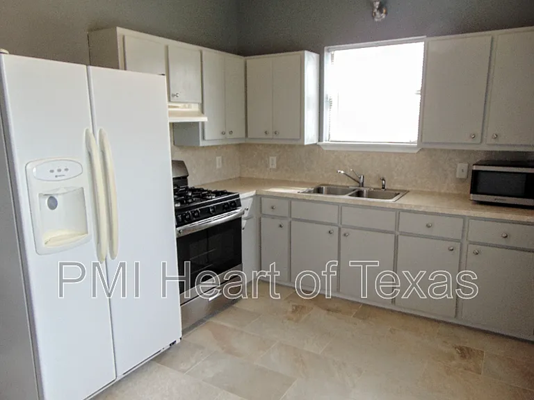 2317 E 2nd St — Photo 20