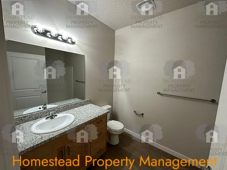 283 Knox St N — Photo 9