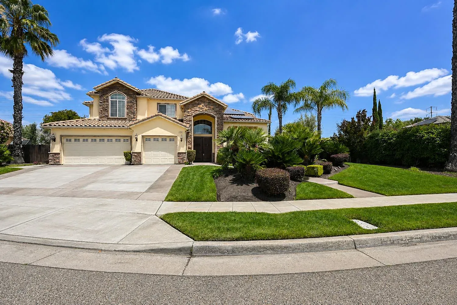 5 bed, 3186 sqft, $4,500 — Photo 1