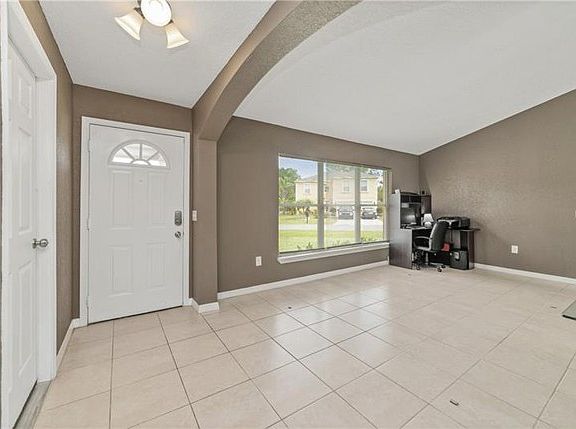 3rd image of 924 Cambridge Ct