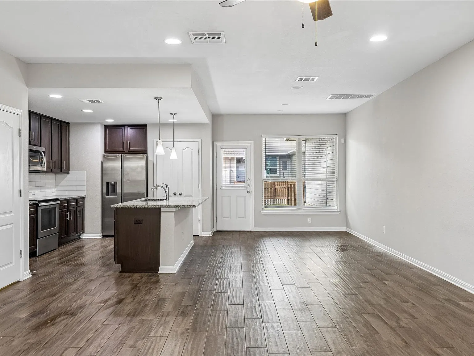 3 bed, 2.5 bath, 1589 sqft, $2,075 — Photo 2