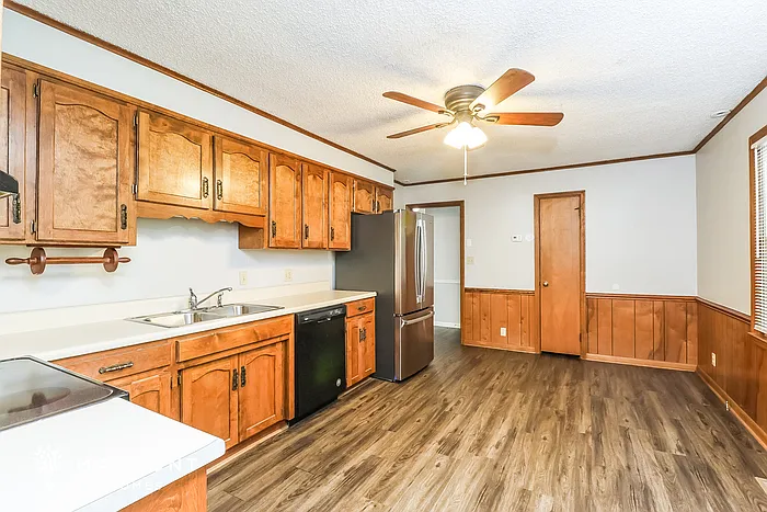 409 Shamrock Dr — Photo 8